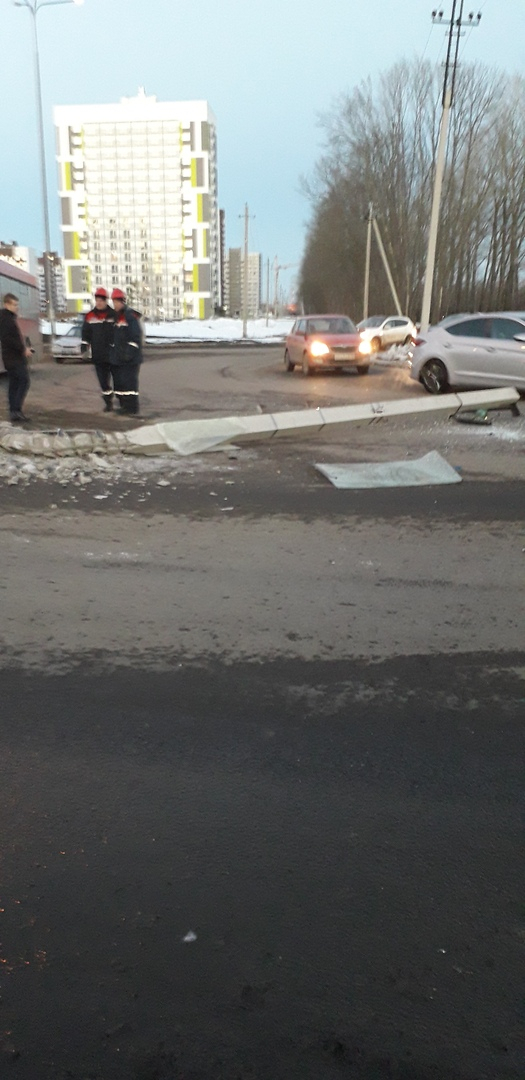 "Вырвало с корнем": в Пензе водитель автобуса снес бетонный столб