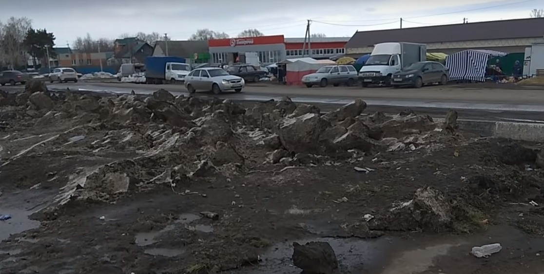 Жители Пензенской области сняли видео о снежных завалах на площади