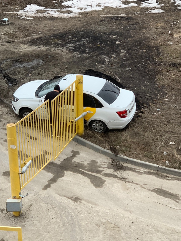 Фотоновость: в Пензе машина такси застряла в яме
