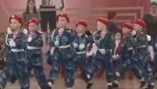 "В армию с пеленок": дошкольники Пензенской области ходят строем в военной форме
