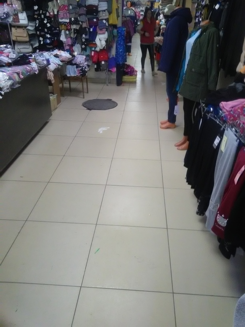"Подпольный швейный комбинат": пензенцев шокировал колодец в полу магазина