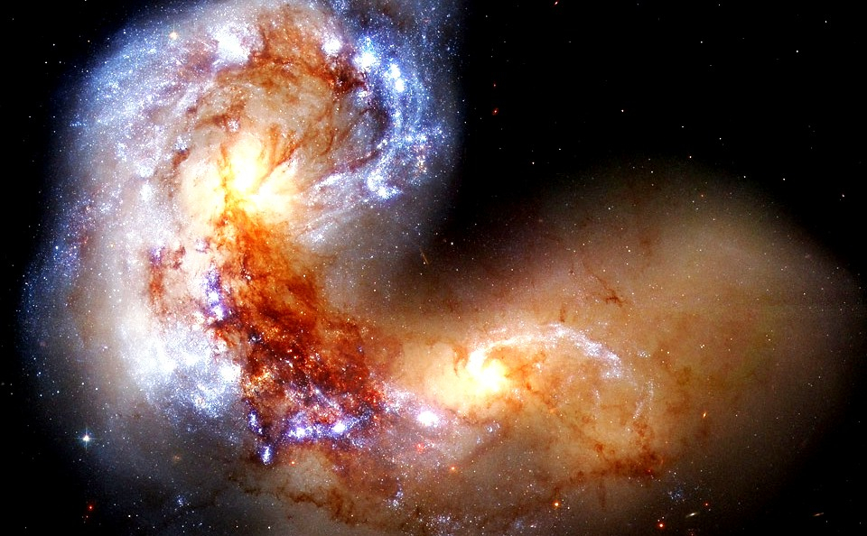 Подборка потрясающих видов из космоса: солнечная корона и столкновение галактик