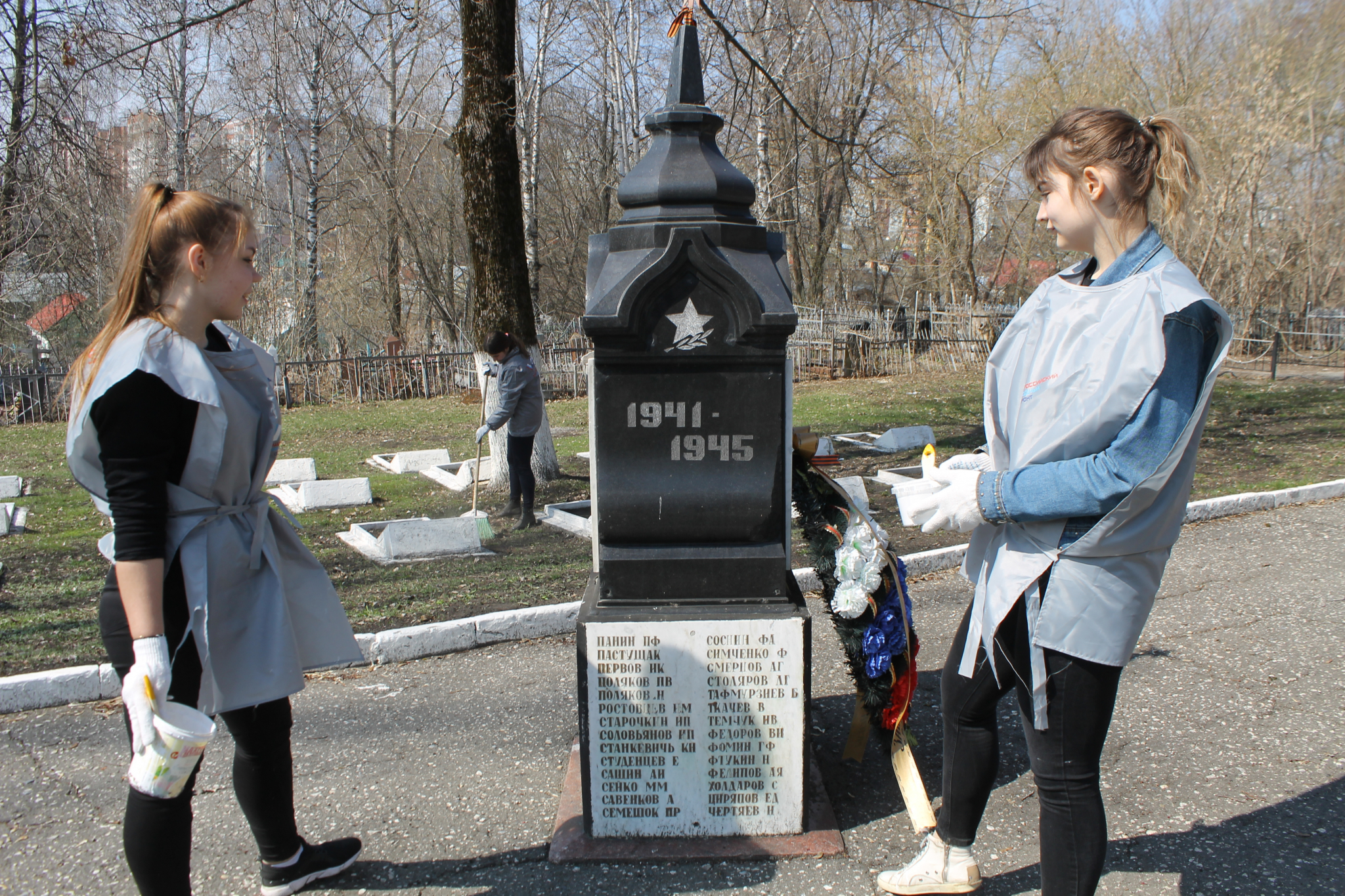 Пензенские активисты почистили могилы солдат, умерших от ран в госпитале