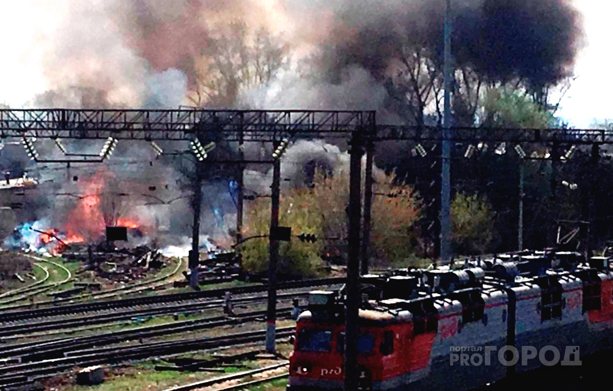 Пожарные борются с огнем на железной дороге в Пензе – фото и видео с места событий