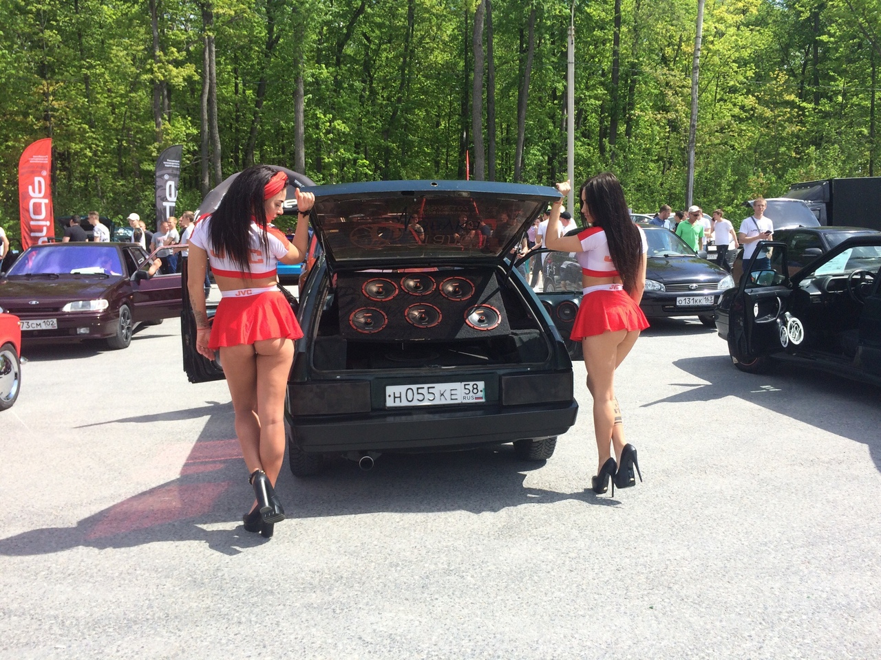 Девочки и тачки: в Пензе проходит чемпионат по автозвуку и тюнингу