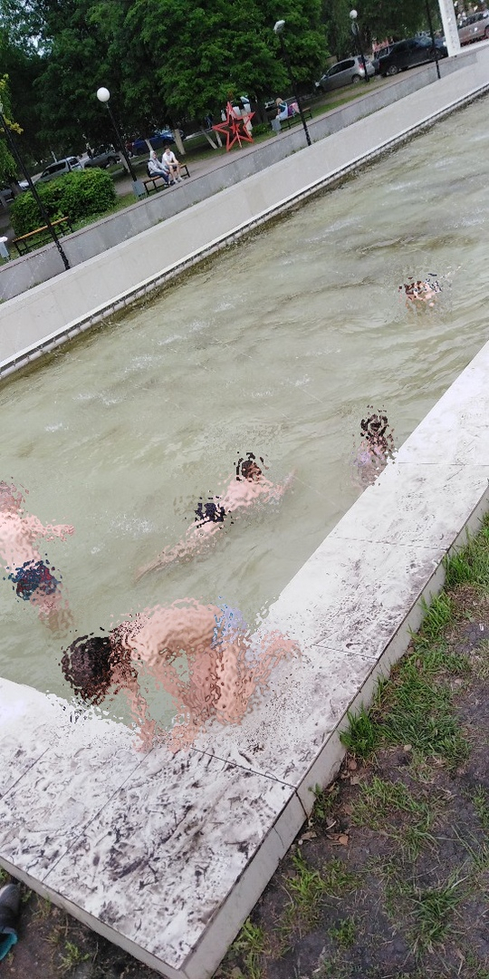 Фотоновость: фонтан в Пионерском сквере превратился в бассейн?