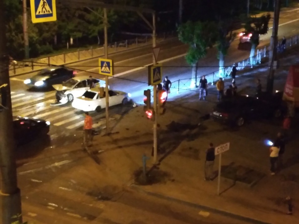 В Пензе на перекрестке такси попало в жуткую аварию