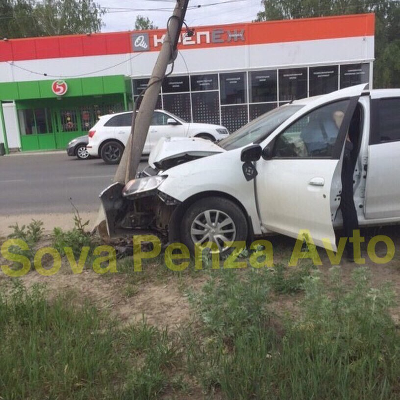 В Пензе в Заречном автомобиль "Рено" влетел в столб