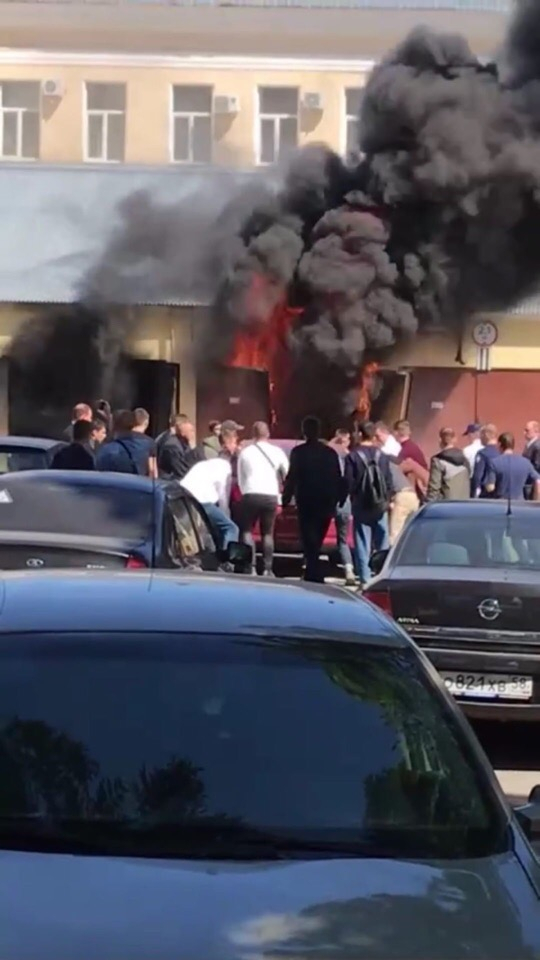 Рядом с ПГУ в Пензе загорелось авто