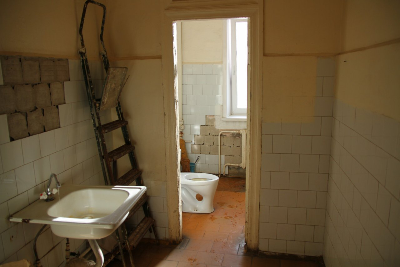В департаменте образования Заречного пояснили, куда делись двери с туалетов в школе во время ЕГЭ