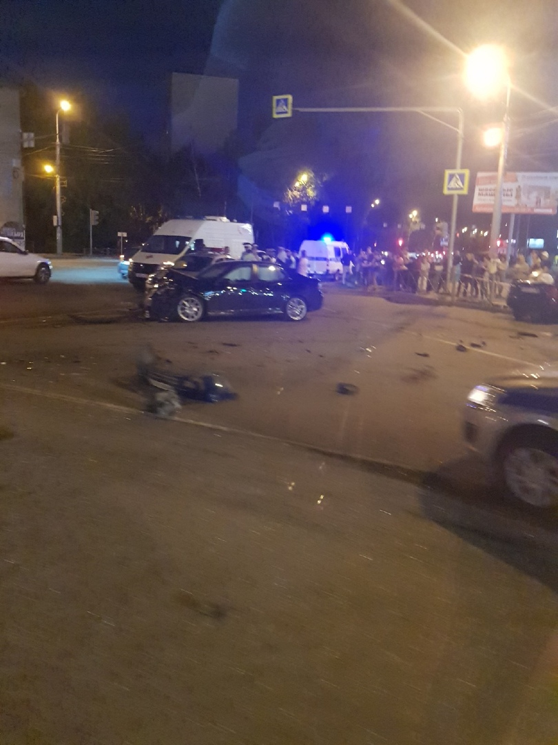 "Лоб в лоб и на тротуар": в Пензе на Суворова произошла жуткая авария