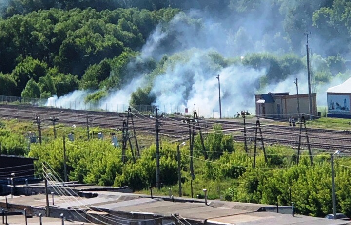 В Пензе пожарные два часа борются с огнем у железнодорожной станции