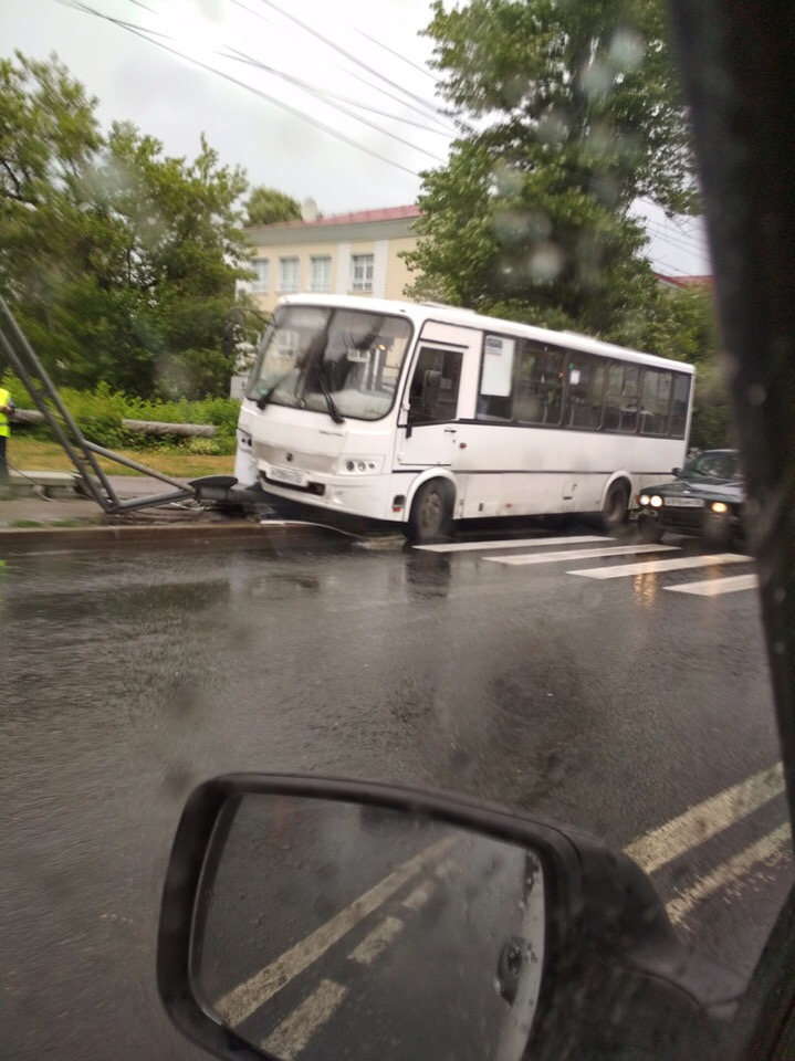 "Движение затруднено": в Пензе автобус снес светофор