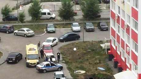 «Под моим окном лежит труп»: в Пензенской области мужчина упал с балкона