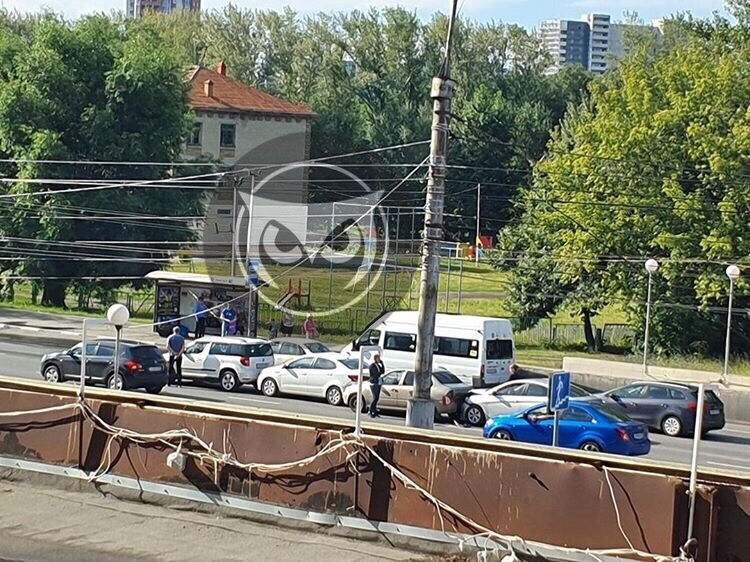 "Там пробка!": в Пензе на проспекте Победы столкнулись четыре машины