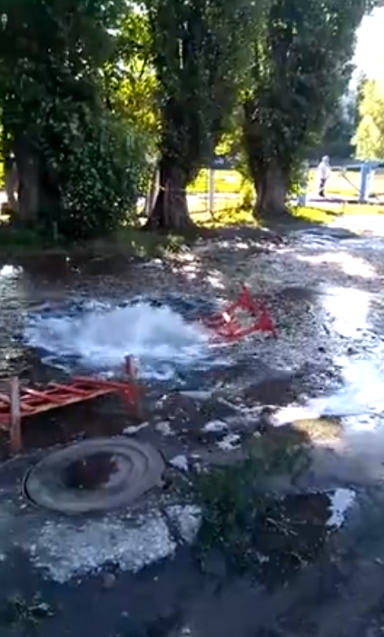 "Все бездействуют": в Пензе вода из канализационного люка два дня бьет фонтаном