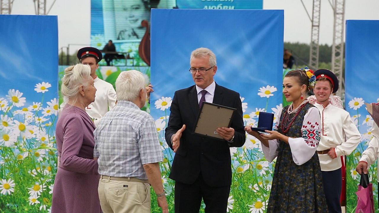 В Спутнике губернатор наградил семьи, прожившие в браке более 35 лет