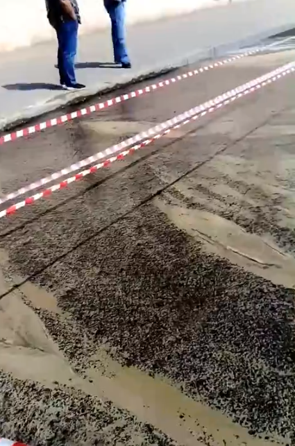 В Пензе из-под нового асфальта бьет вода - видео