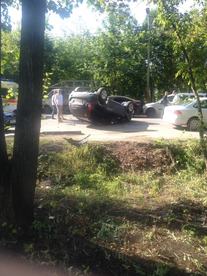 "Машина перевернулась, приехал реанимобиль": в Пензе в Арбеково произошла массовая авария