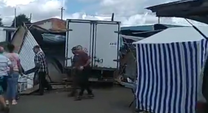В Мордовии пензенская "ГАЗель" протаранила палатки на рынке
