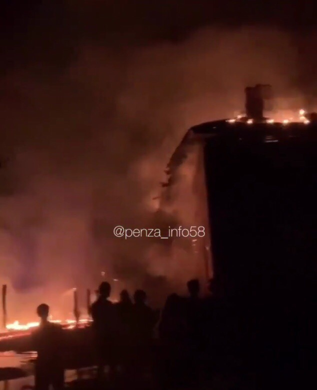 В Пензе огонь уничтожил многоквартирный дом на Галетной