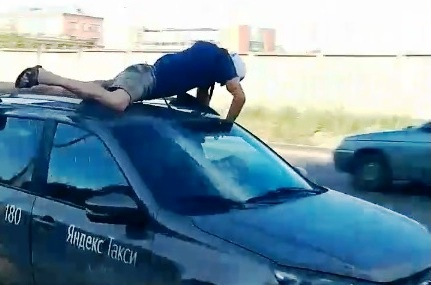 В ГИБДД Пензы рассказали, что грозит таксисту, который катал мужчину на крыше авто