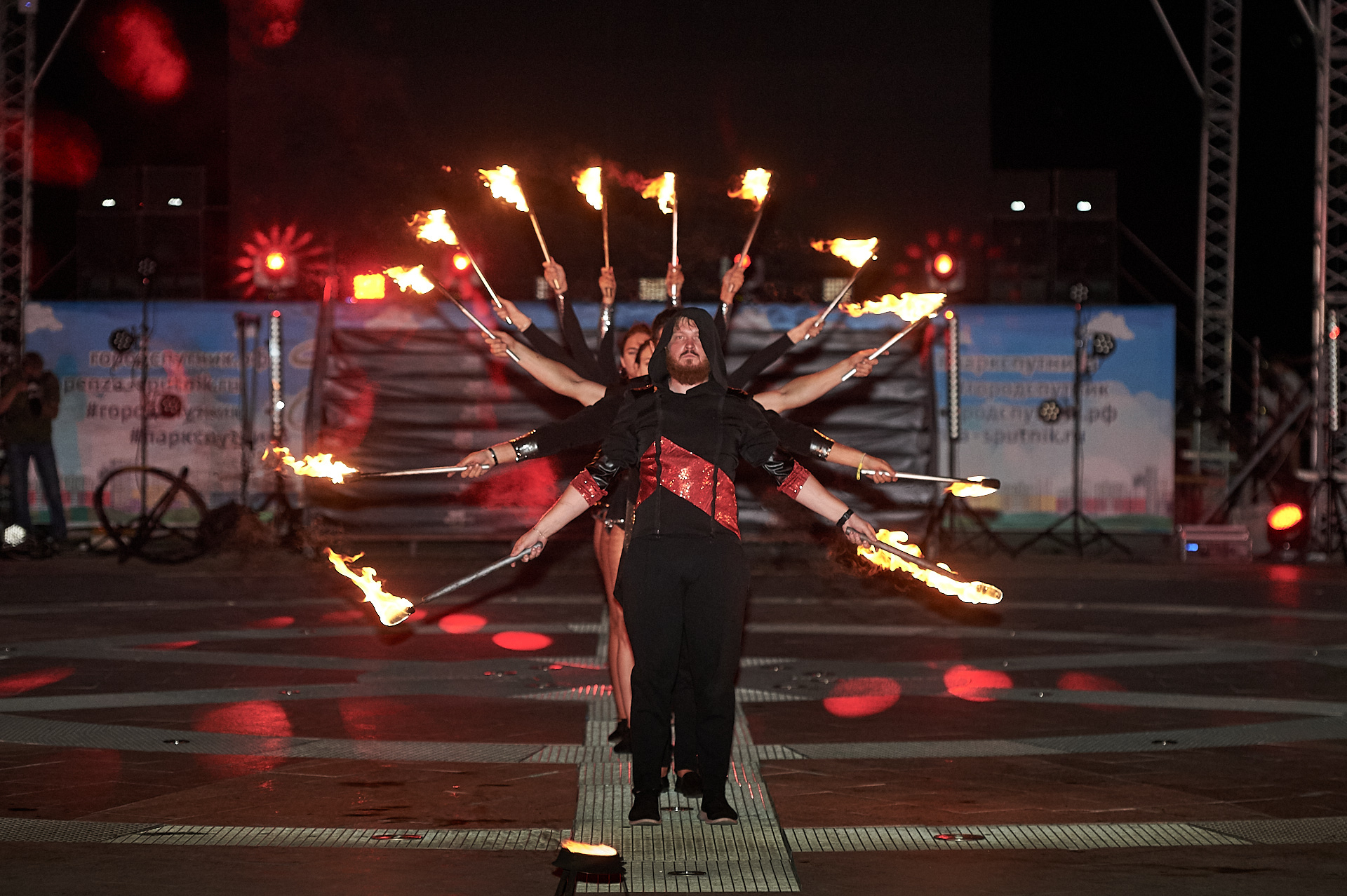 Второй день фаер-шоу «Пламя Спутника» прошел с аншлагом