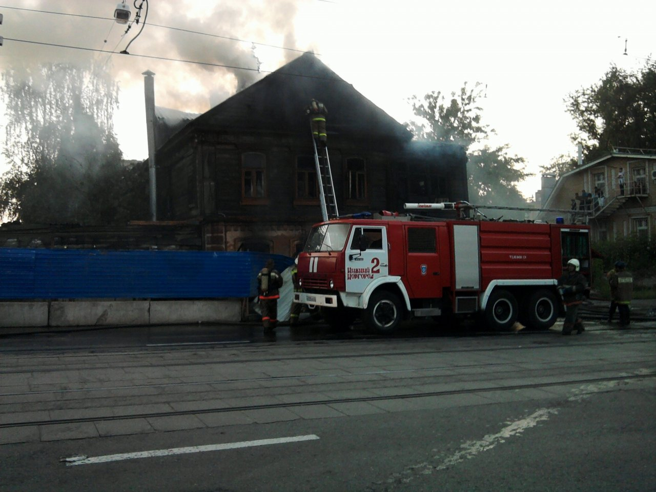 Рвалась в горящую избу: пензячка искусала полицейского за то, что мешал ей