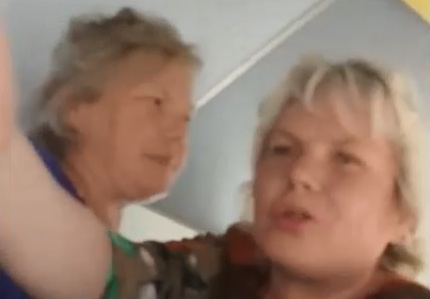 Россиянка набросилась на молодую мать с ребенком на руках и попала на видео