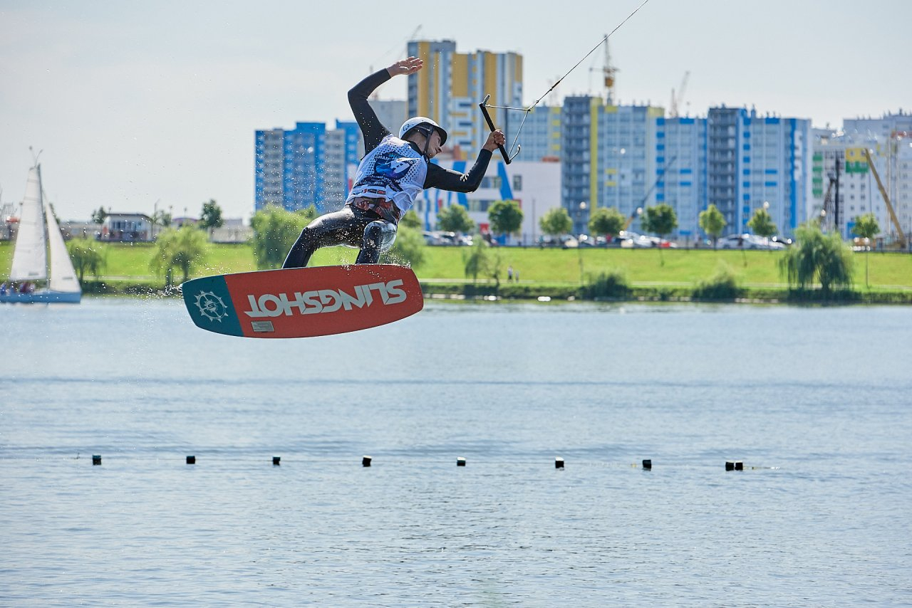 Захватывающие трюки и море адреналина: в Спутнике прошёл чемпионат по вейкбордингу