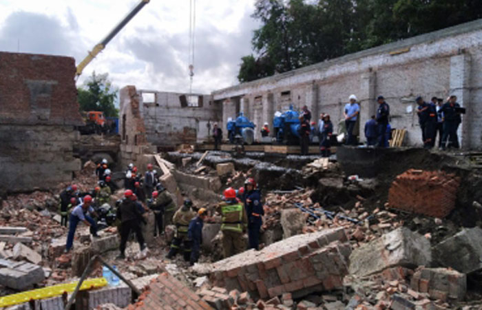 "Под завалами находятся люди": в Новосибирске рухнула стена во время реконструкции
