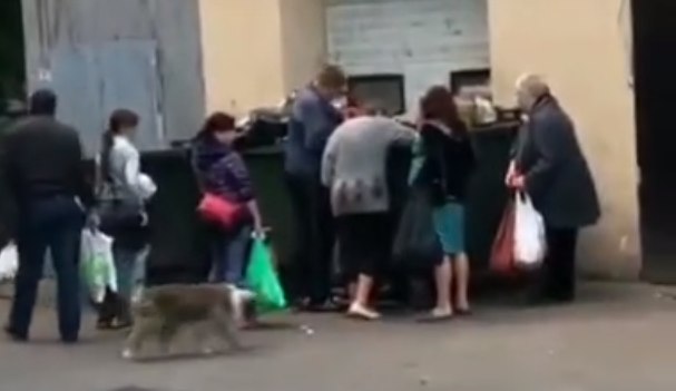 В Пензе толпа людей рылась в помойке, чтобы достать выброшенные продукты - видео