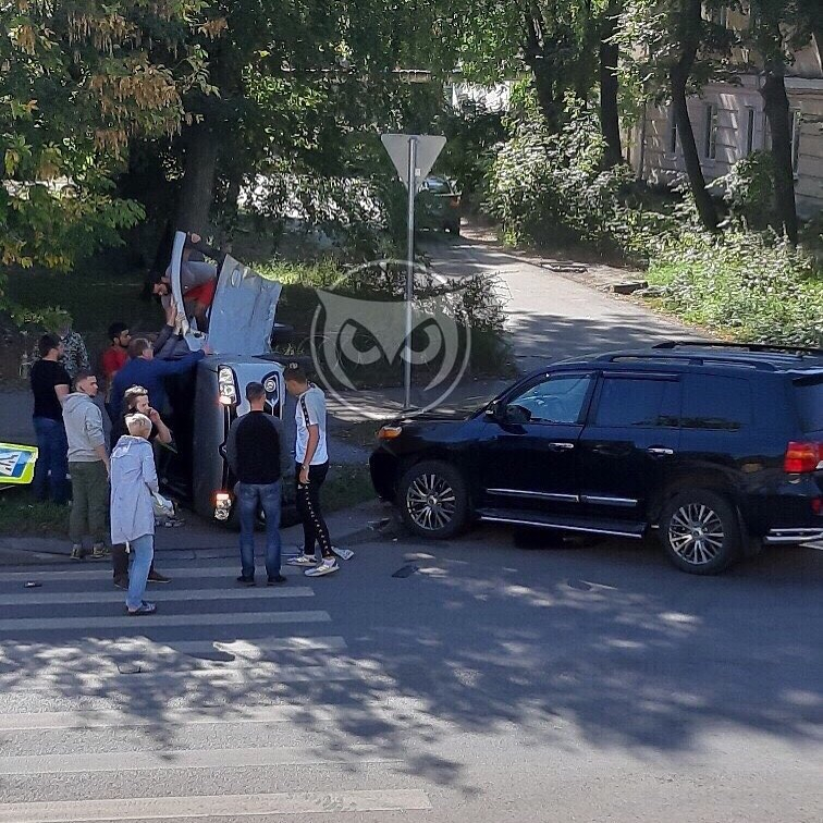 В Сети появилось видео момента столкновения внедорожника и французской иномарки