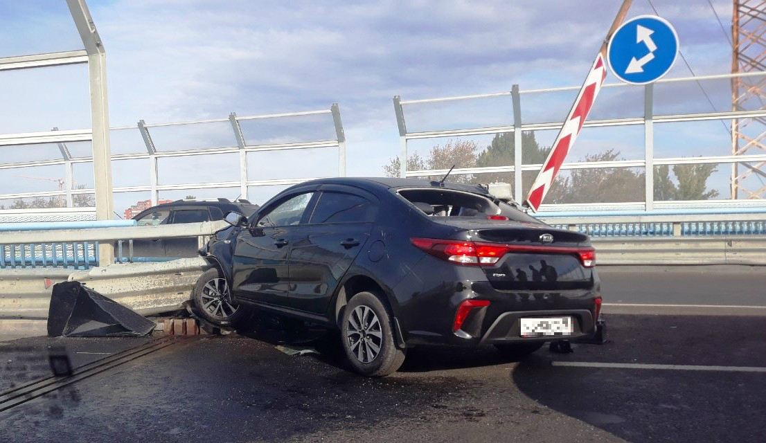 Стали известны подробности ужасного столкновения иномарки с железной балкой на Леонидовском мосту