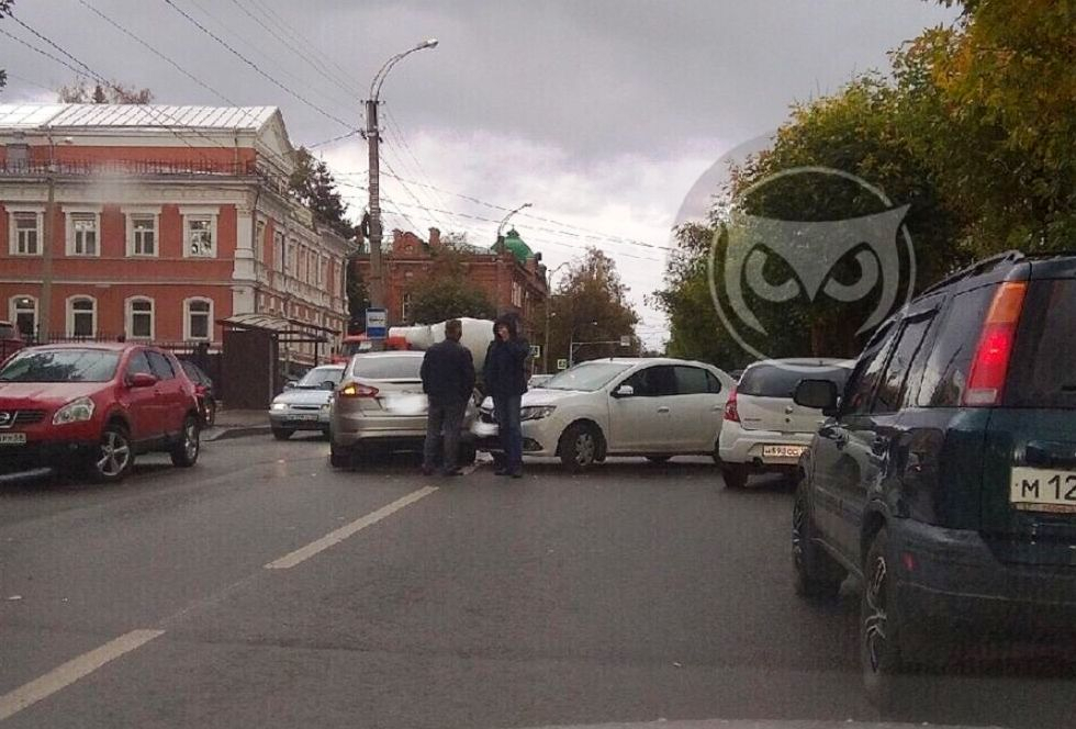 Две иномарки не поделили дорогу в Пензе на улице Куйбышева