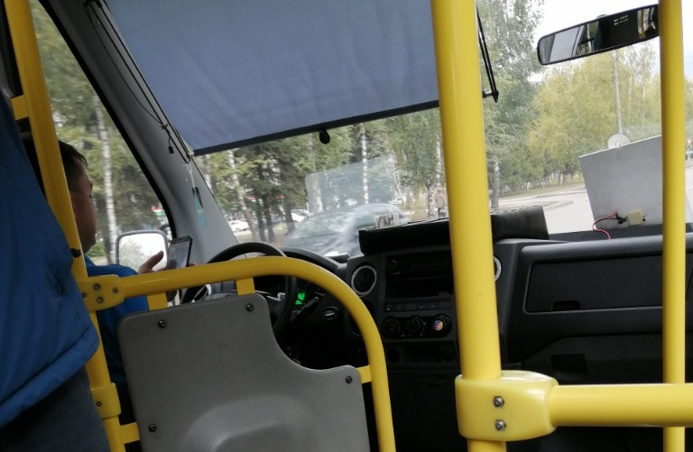 Шофер-фокусник: пензенцы жалуются на водителя автобуса, который едет «не глядя»