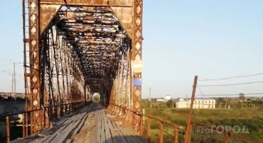 «Во время войны переправы лучше были»: жители об аварийном мосте, по которому возят школьников