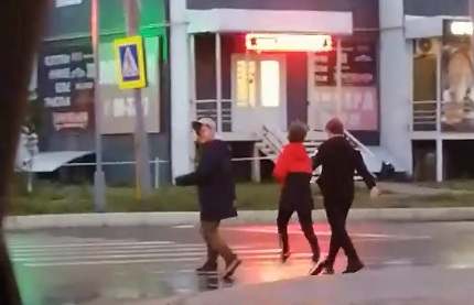 «Пацаны в теме»: в Пензе на перекрестке ребята танцевали под музыку из машины