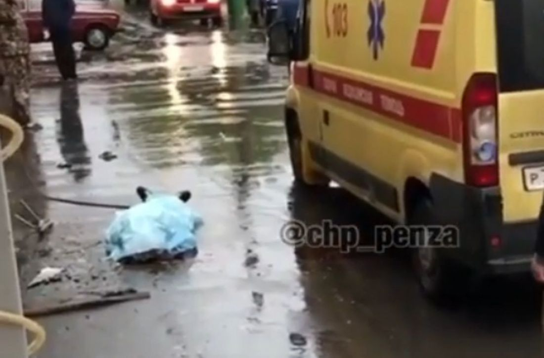 В Пензе на Калинина рабочий сорвался с крыши и погиб