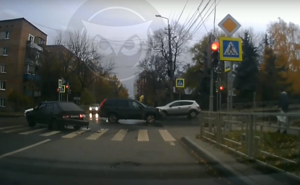 "Фрагменты разлетелись по дороге": момент аварии в Пензе попал на видео