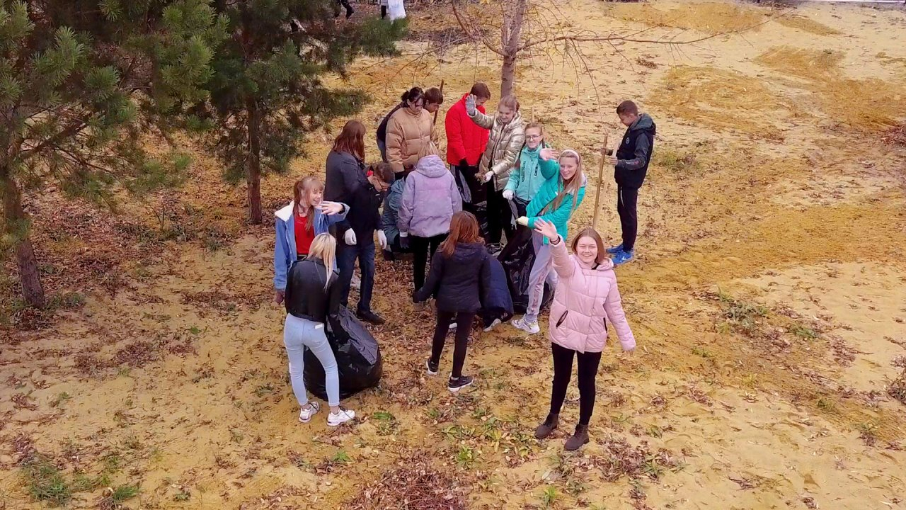 В Спутнике даже убираться приятно: ученики школы им. Лермонтова вышли на экологический субботник