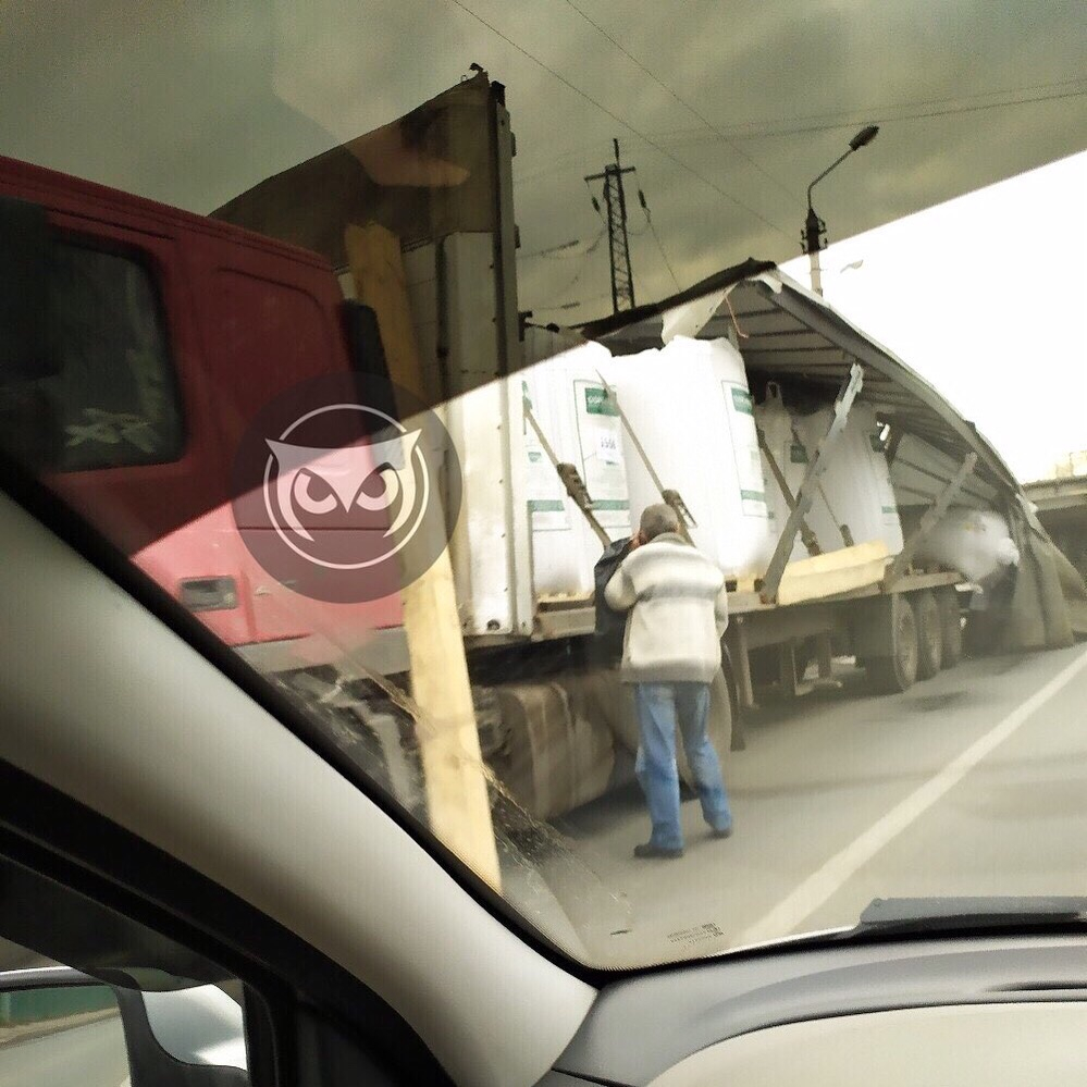 В Пензе возле Бакунинского моста разворотило кузов большегруза