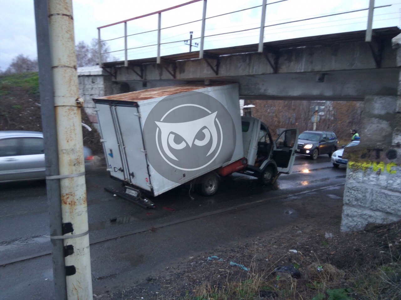 «Не было и вот опять»: в Пензе грузовик «сломался» о мост