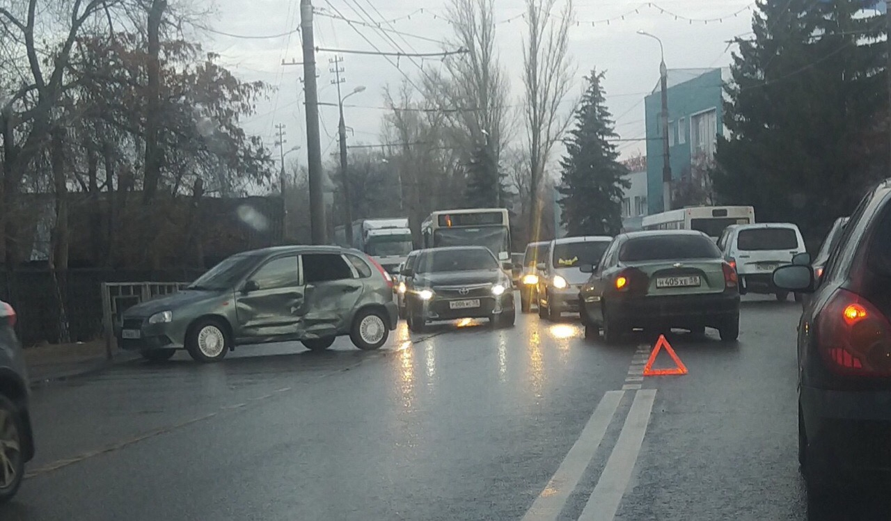 «Большая пробка в сторону Терновки»: из-за аварии в Пензе затруднено движение