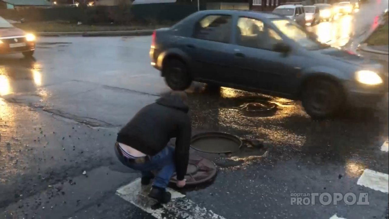 «Стоят с аварийками, но люк не закрыли»: пензенцы удивлены поведением автомобилистов – видео