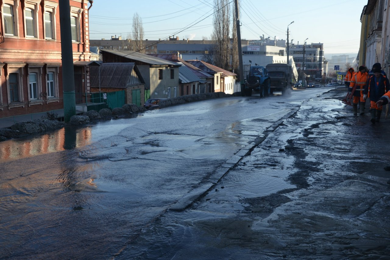 Прорыв трубы на Кураева: дорога превратилась в каток - фото