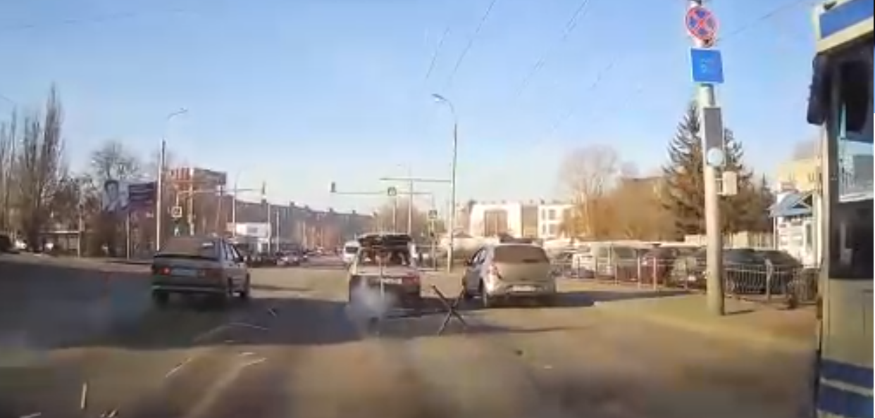Водитель разметал железные ловушки на дороге на Луначарского - видео