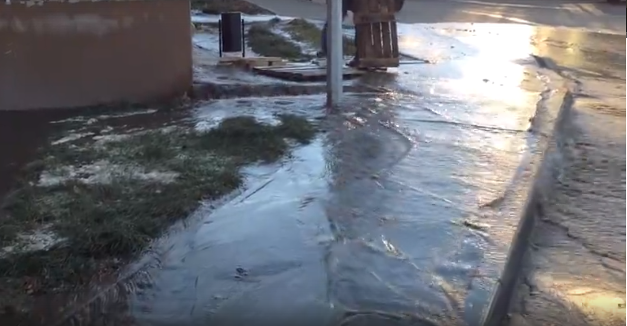 Новый порыв: теперь вода заливает улицу Свердлова