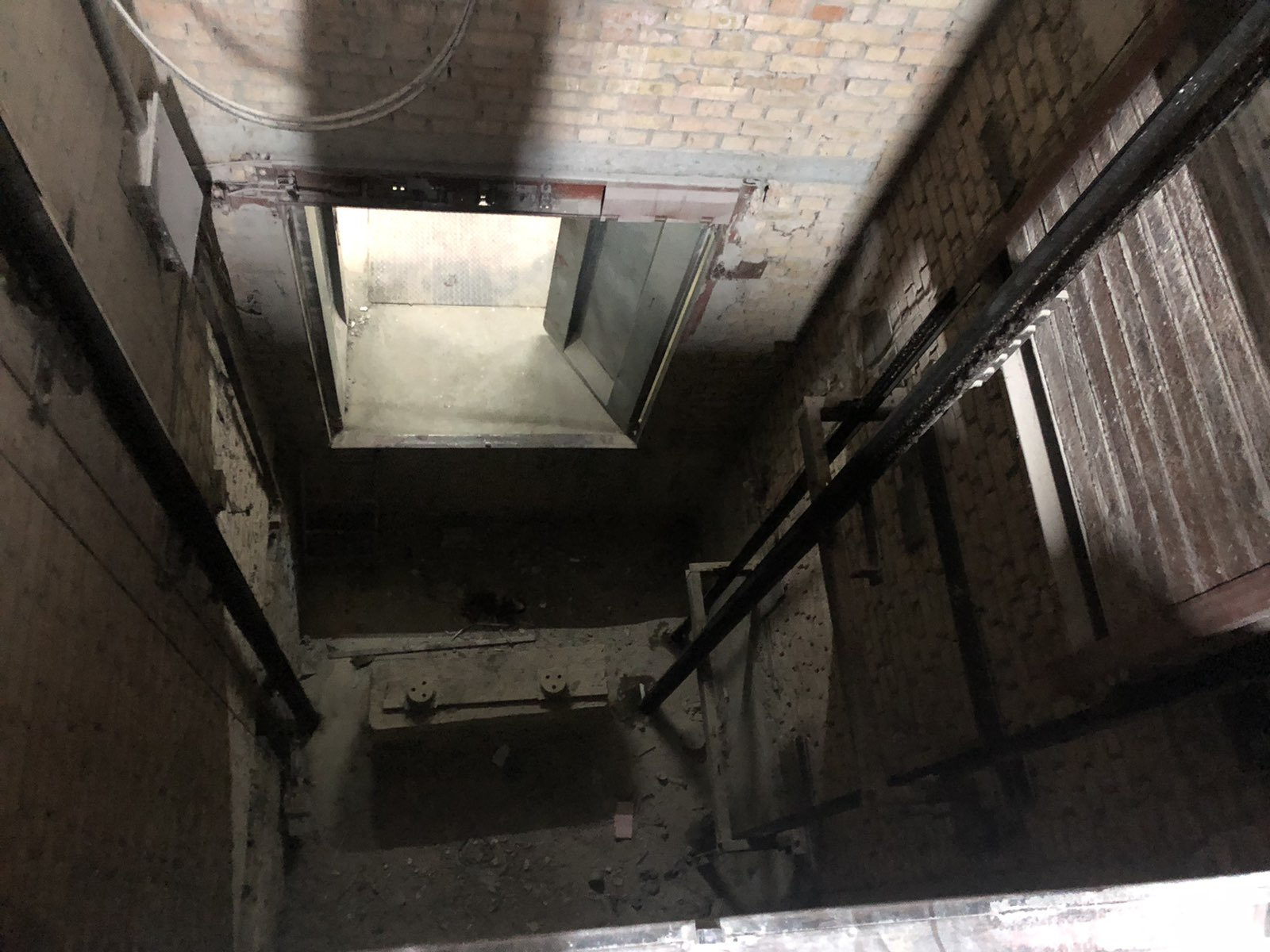 Появились фото с места падения охранника в шахту лифта в ТЦ Заречного