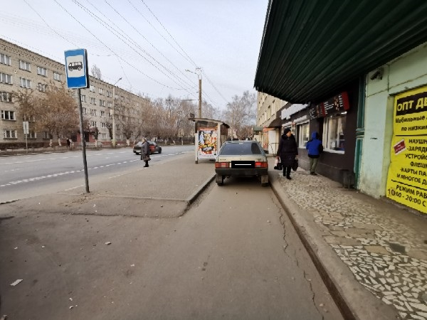 Паркинг по студенческому: учащиеся вуза загородили пешеходный проезд